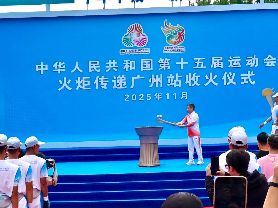 火炬手何小鹏参加收火仪式。张启阳摄