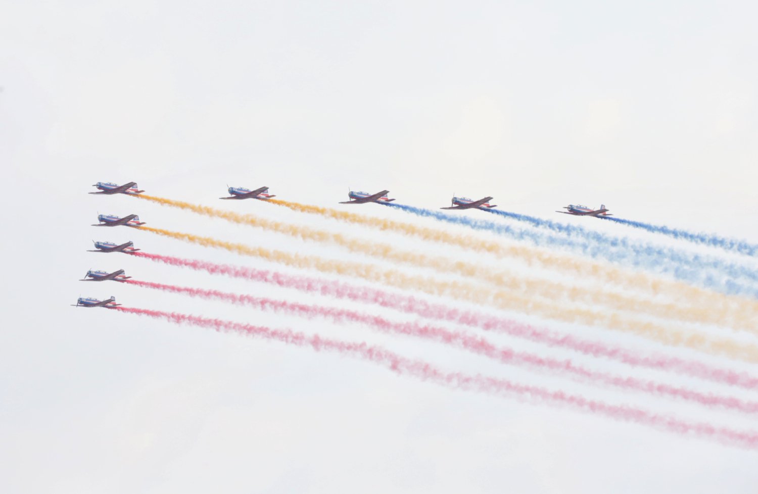 空地斗艳，炫舞蓝天