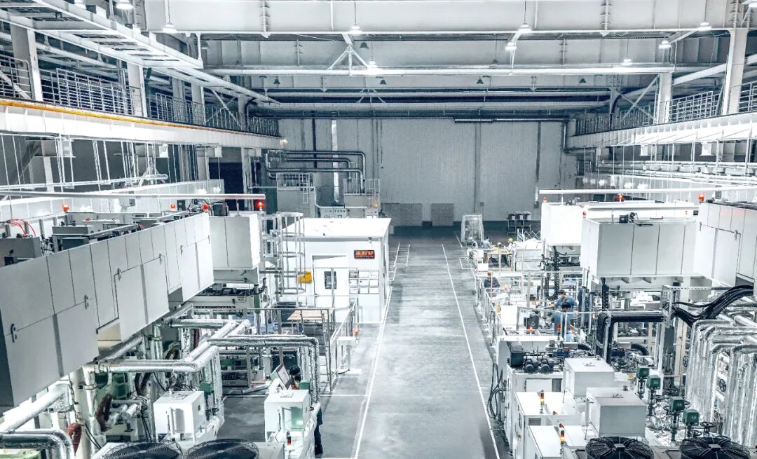 复材车间内部，左侧为高压吹气模压线