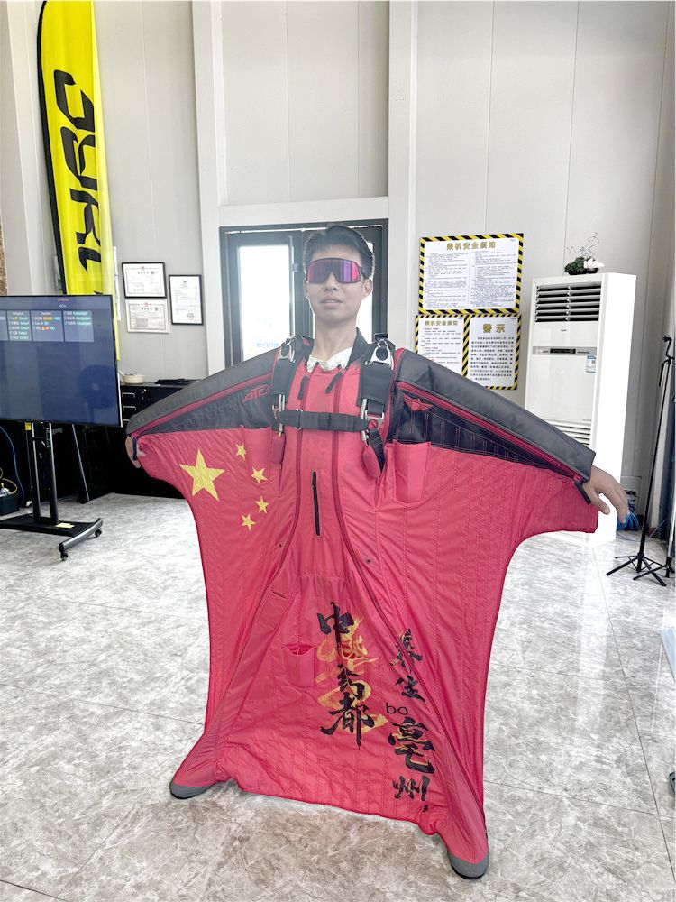 退役老兵翼装飞行穿越埃及金字塔