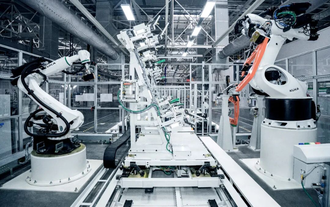 连接车间内，铆接机器人在作业