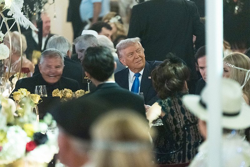 “了不起的特朗普”花天酒地，4200万美国人却正挨饿