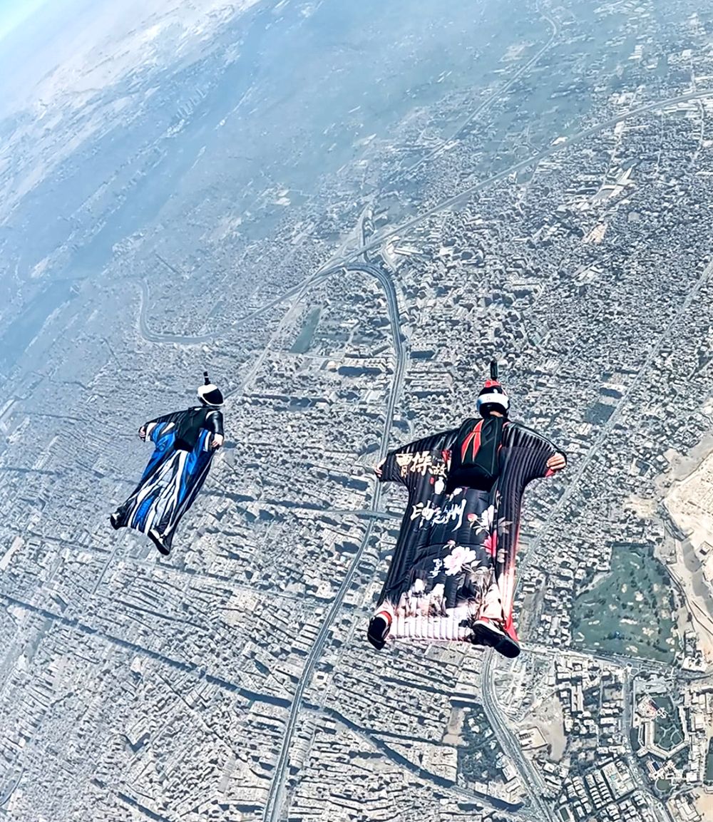 退役老兵翼装飞行穿越埃及金字塔