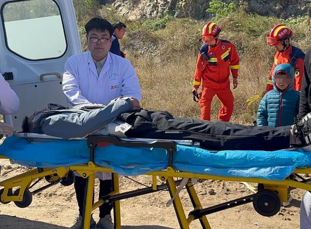 △男子被送医治疗。图源：河北消防