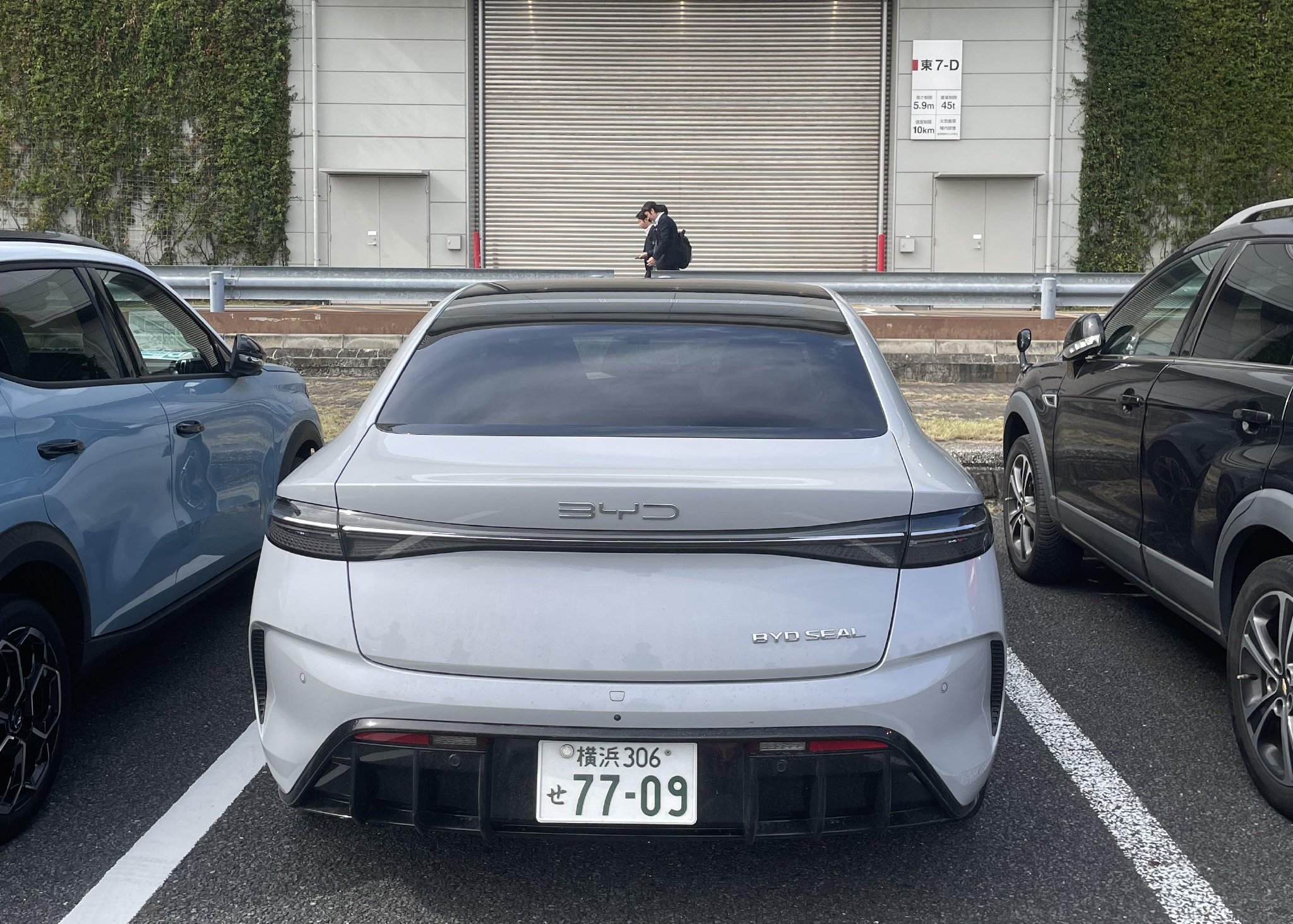 东京国际展览中心停车场停放的一辆比亚迪 | 图片来源：极客公园