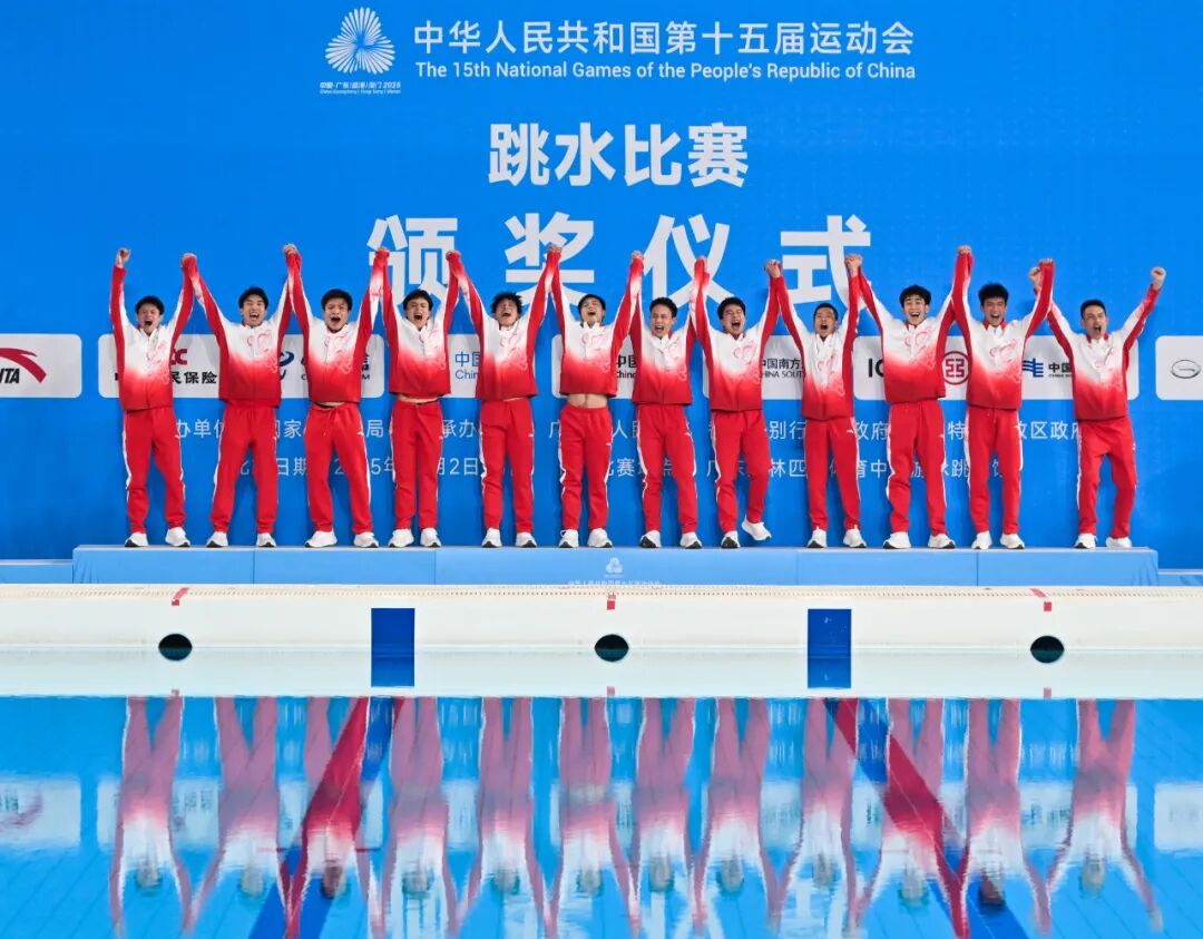 全红婵变身“德华姑姑”，帮谢思埸带娃见证夺冠！网友：拿师兄衣服擦眼泪的小姑娘长大了