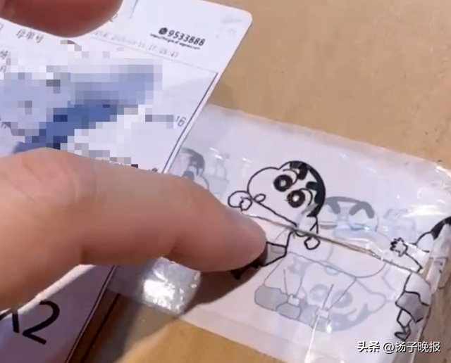 ▲黃女士稱，過(guò)順裹因包裹膠帶上有可疑劃痕