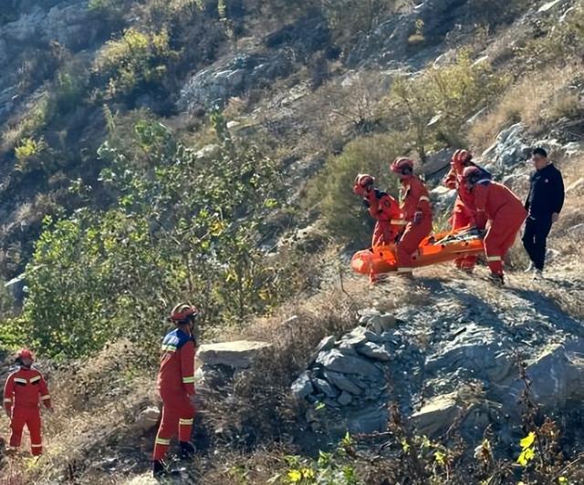 △借助担架转移男子。图源：河北消防