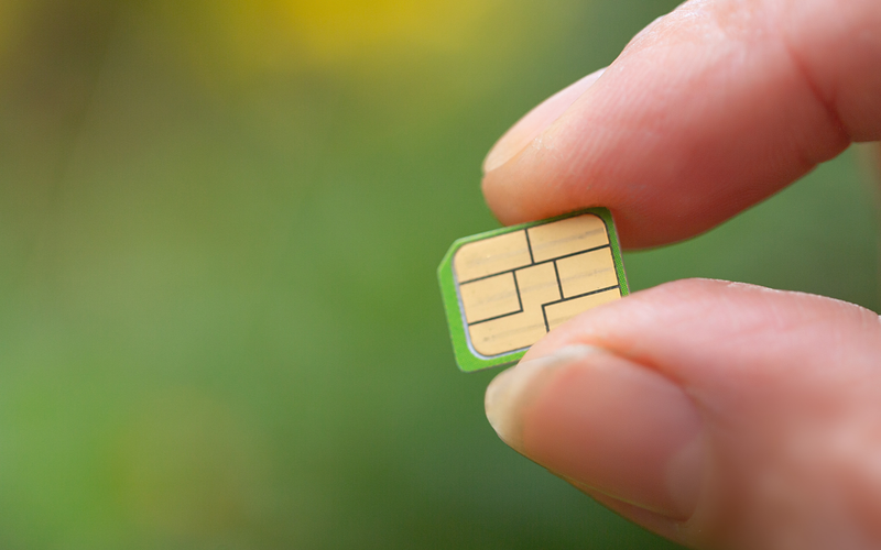 ▲有消费者反映，在线下办理电话卡被电信营业厅要求提供额外证明材料。图/IC photo