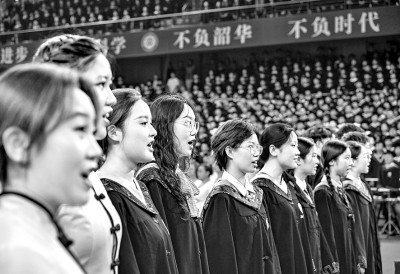 北京大学毕业生代表在2025年本科生毕业典礼上合唱《燕园情》。新华社发
