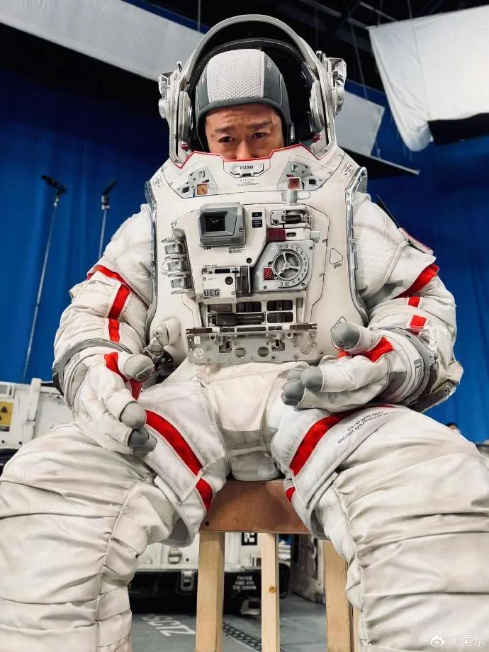 吴京晒电影《流浪地球3》片场照片，本人发文：“生无可恋3……”