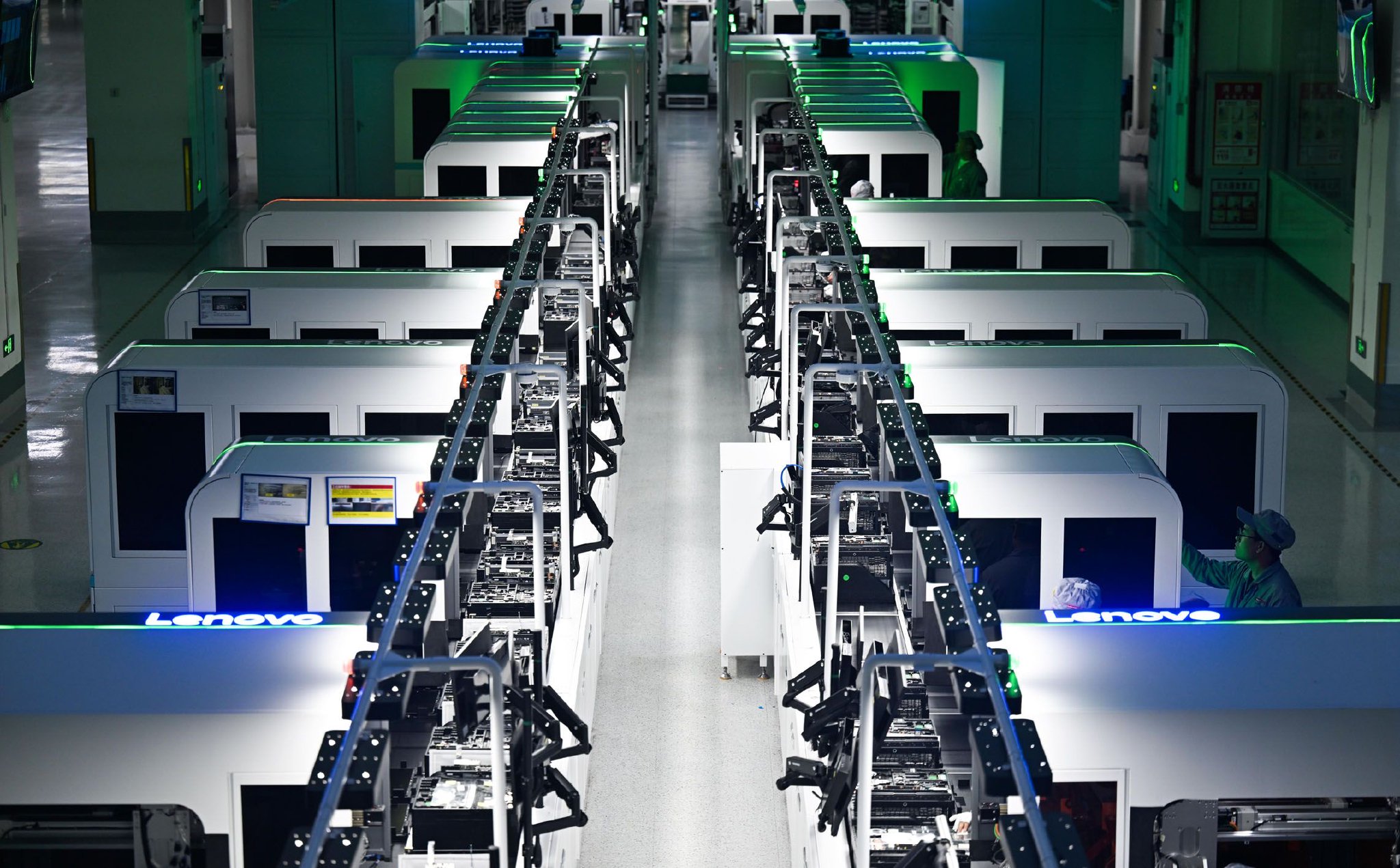 这是联想天津零碳智造工厂笔记本生产线。记者　赵子硕　摄