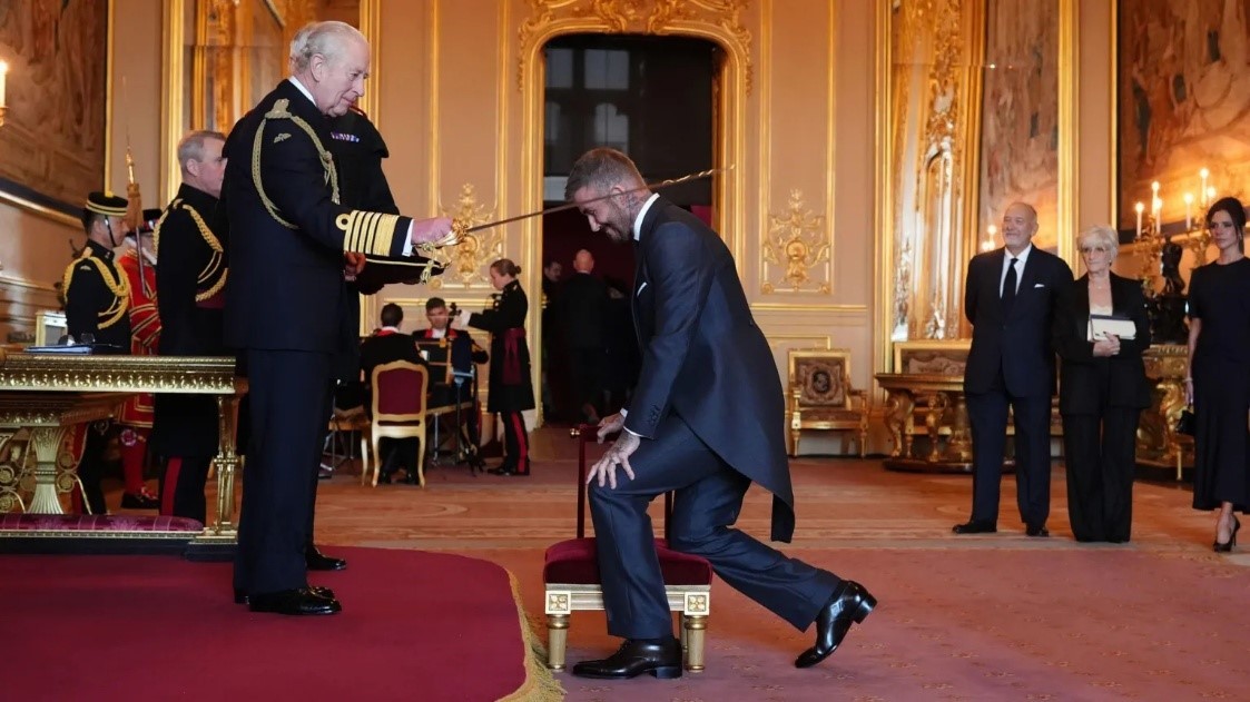 英国王授勋仪式现场画面公开!正式获封爵士头衔,贝克汉姆发声|英国_新浪财经_新浪网