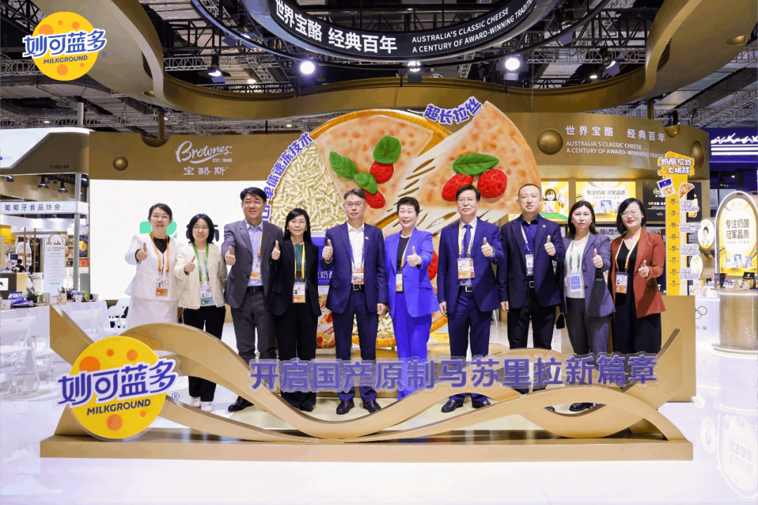 中粮集团总经理白勇来到“宝酪斯”展台参观