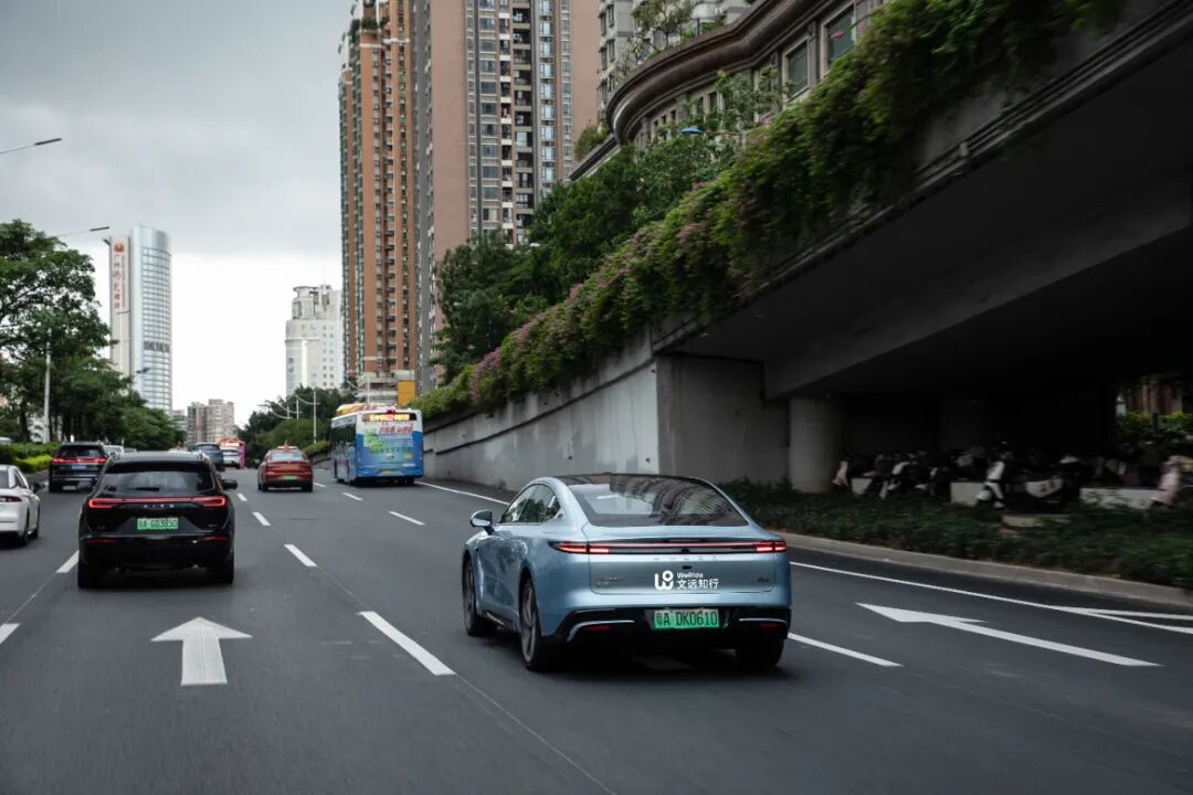（WePilot 3.0 路试车在广州街头）
