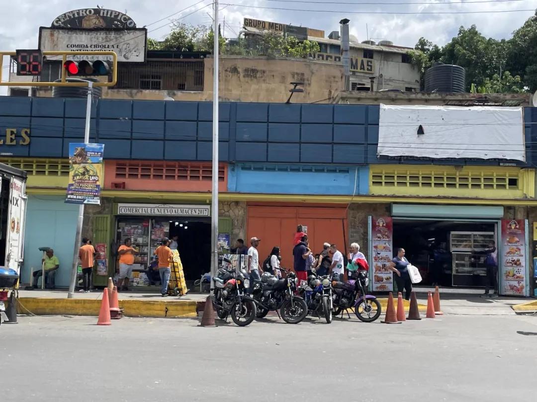 ▲资料图片：9月10日，在委内瑞拉首都加拉加斯，临街店铺照常经营。新华社记者 孟宜霏 摄