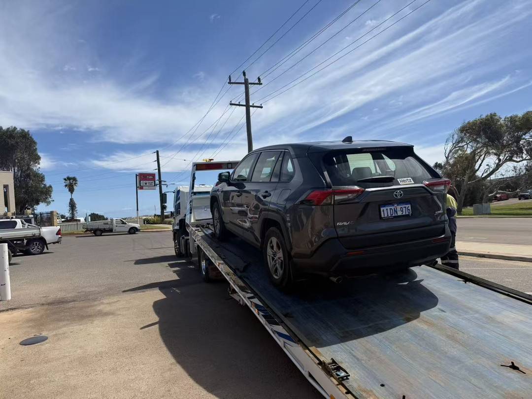 图1：事故车被拖离(受访者供图)