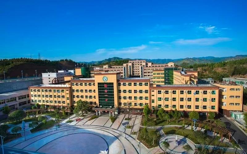 ▲郧西一中学生被襄阳四中收7500元网课费，引发舆论关注。图/郧西县第一中学微信公众号