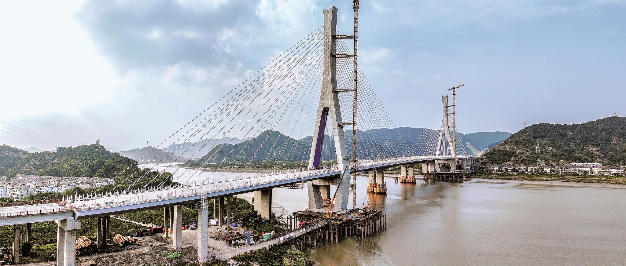 建设银行台州分行为甬台温高速公路改扩建台州北段项目注入强劲金融动力。 孙金标摄