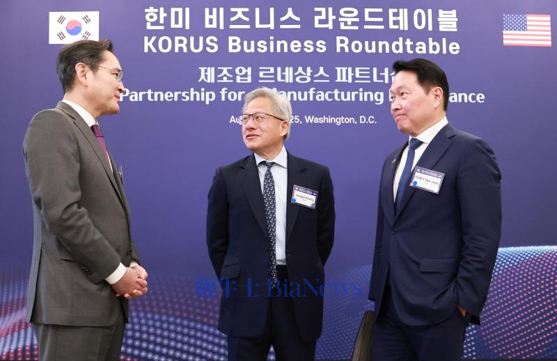 三星集团会长李在镕（左）黄仁勋（中）SK集团会长崔泰源（右）