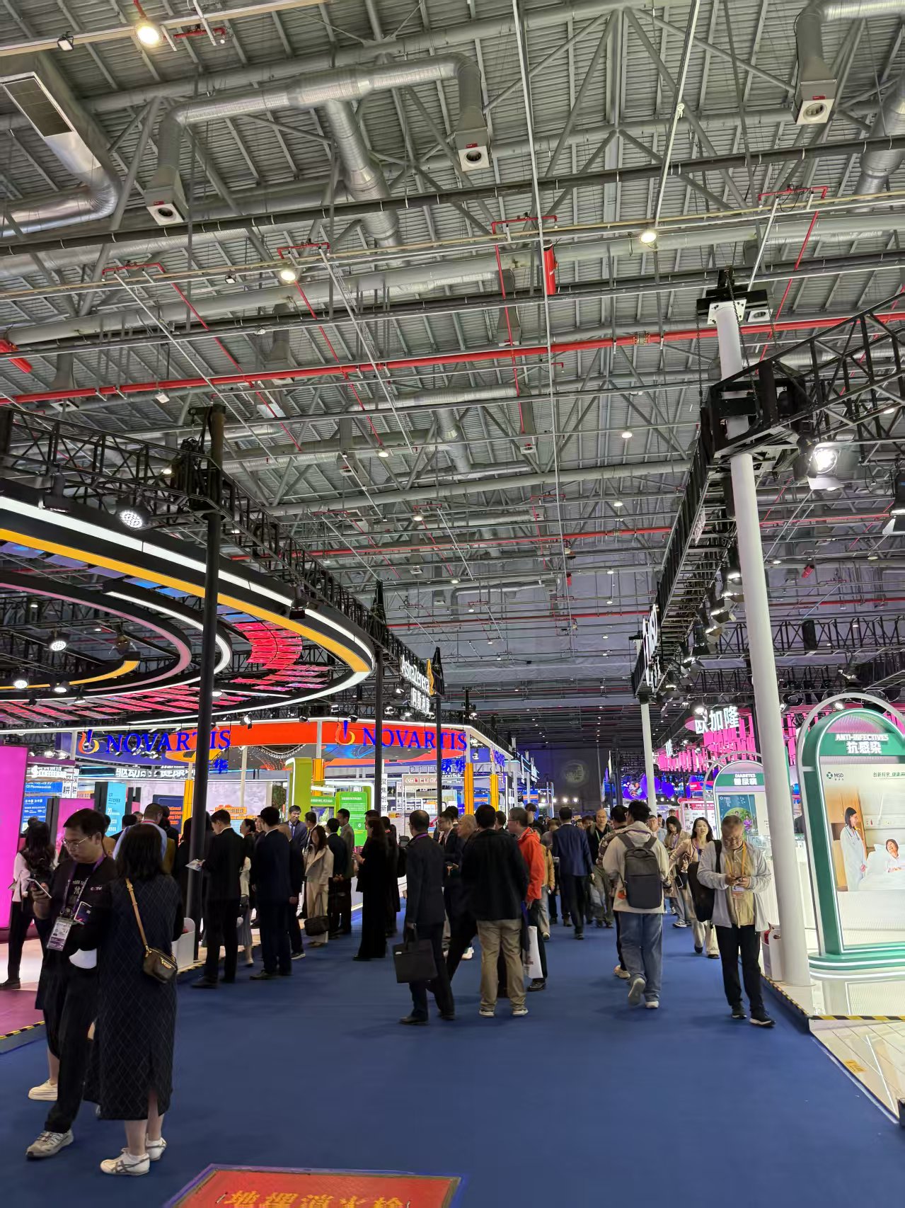 11月5日，第八届中国国际进口博览会医疗器械及医药保健展区现场。图片来源：时代财经/摄