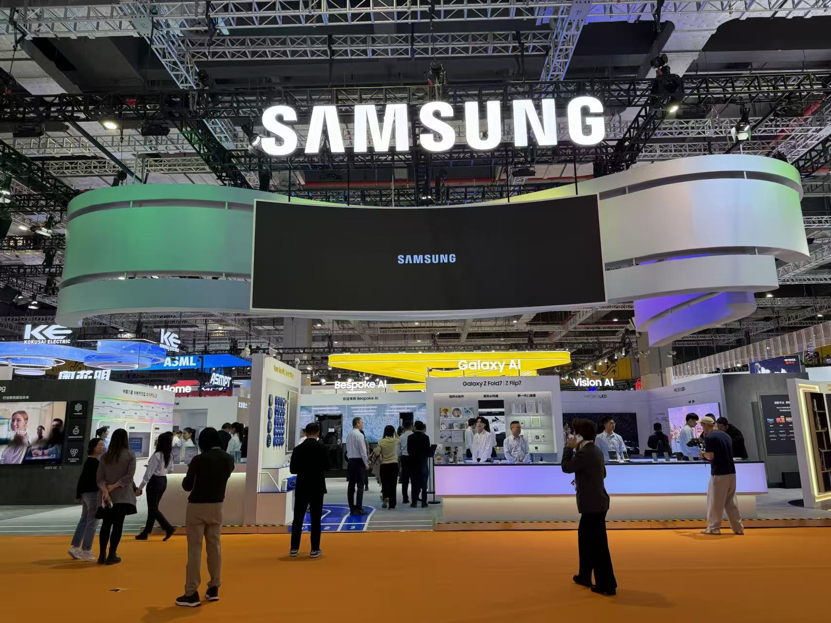 马云飞摄于三星展台