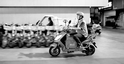     外卖员王计兵将外卖体验融入诗中，至今已出版4部诗集。资料图片