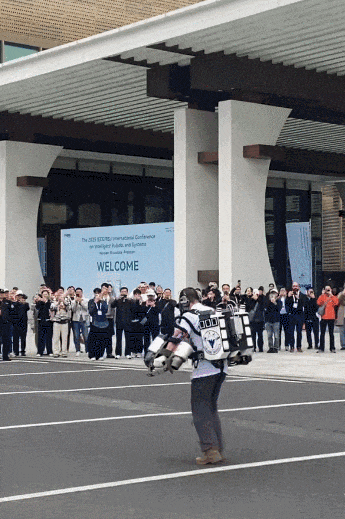 △此前，焦博静在杭州国际博览中心上空展示飞行背包。 