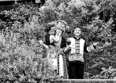     一家三口在贵州遵义乌江寨景区享受旅拍服务。光明图片/IC Photo