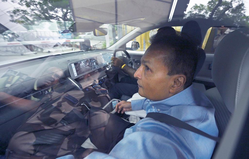 △当地时间2025年8月5日，阿尼尔·安巴尼抵达执法局接受质询。