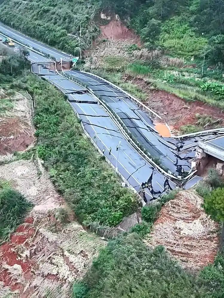 云南南景高速塌陷，普洱交通局：原因仍在调查，恢复通车时间待定