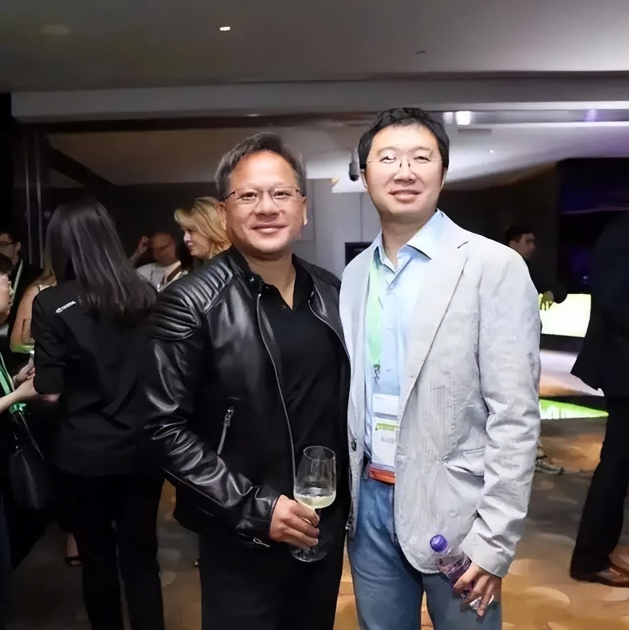 韩旭与黄仁勋合影
