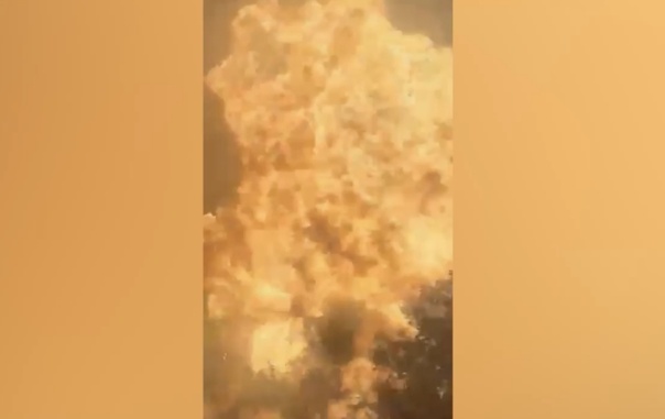 “巨大火球与浓烟冲上高空”，美媒：纽约一辆汽车起火后剧烈爆炸，致7名消防员受伤