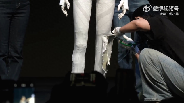 ▲在机器人IRON通电运行状态下,现场剪开其腿部覆盖件,公开展示内部的机械结构。企业供图