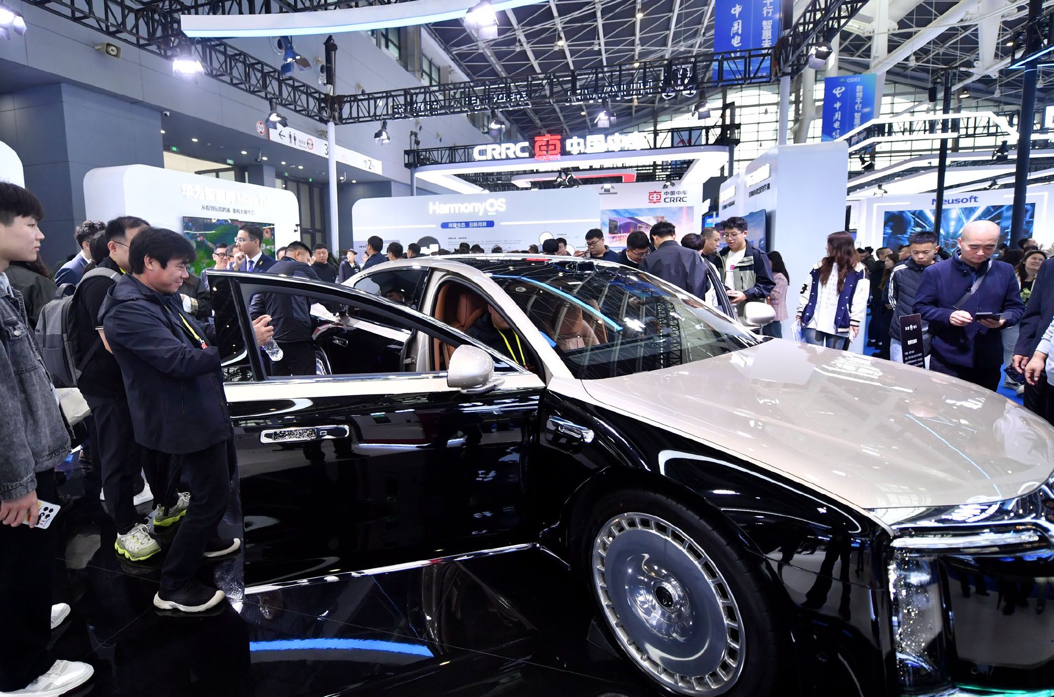 图为近日观众在2025中国国际数字经济博览会了解国产智能汽车。新华社记者　王晓　摄