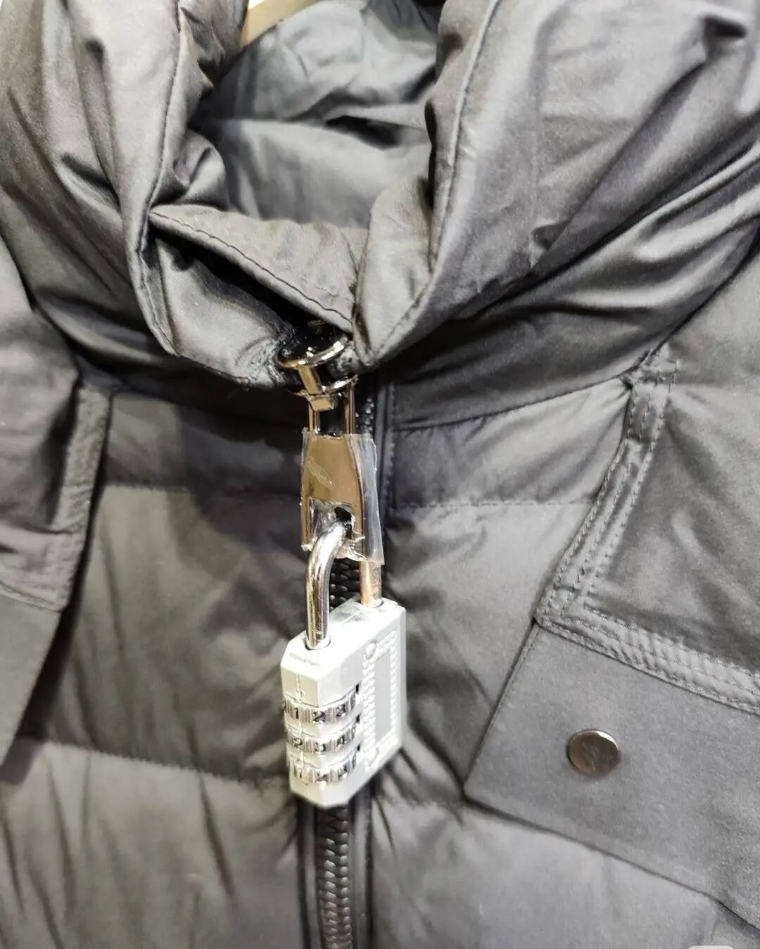 商家在羽绒服上挂密码锁（图据商家）