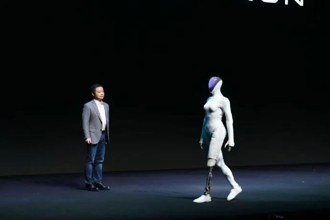 在机器人IRON通电运行状态下，现场剪开其腿部覆盖件，公开展示内部的机械结构。企业供图