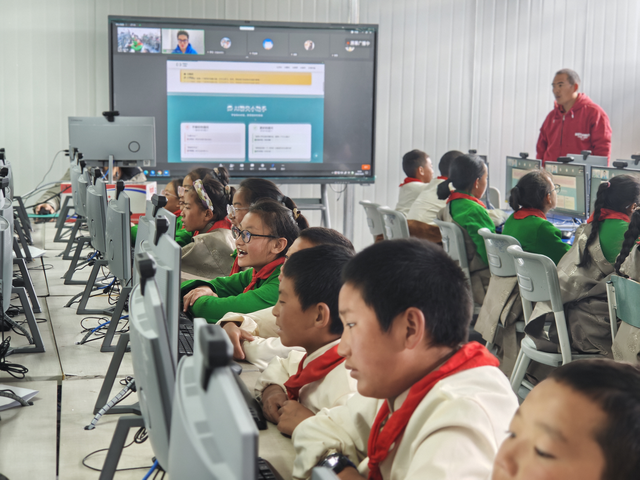 图说：四川康定市多饶噶目村小学生在“AI云教室”上课