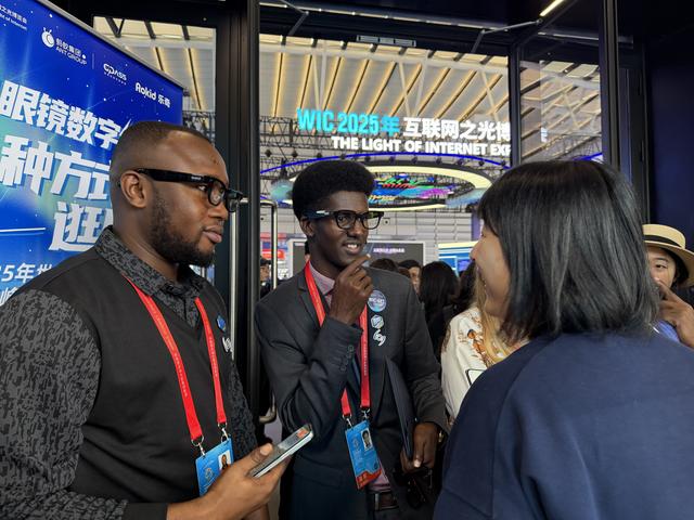 （图说：观众在乌镇峰会互联网之光博览会体验AI眼镜“桐小乌”伴游体验）