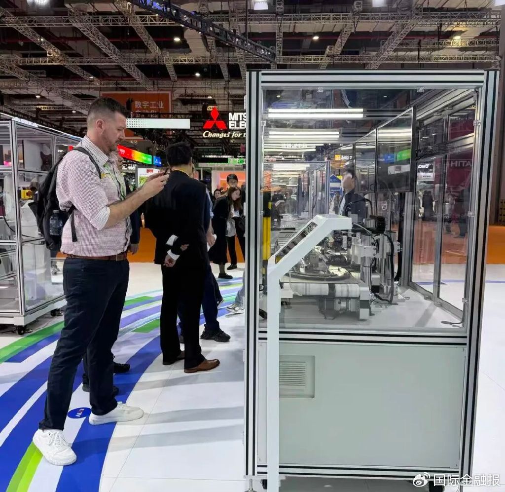 不雅众在欧姆龙展台前容身不雅看。马云飞/摄