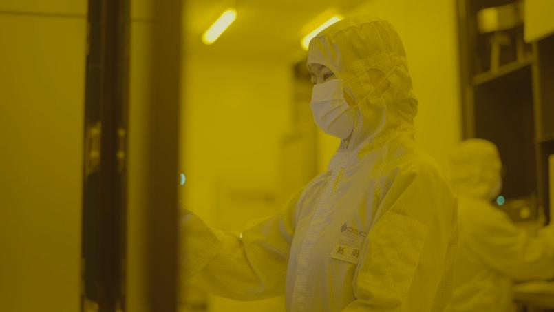 光电子先导院8英寸硅光平台黄光区，技术人员正在操作光刻机