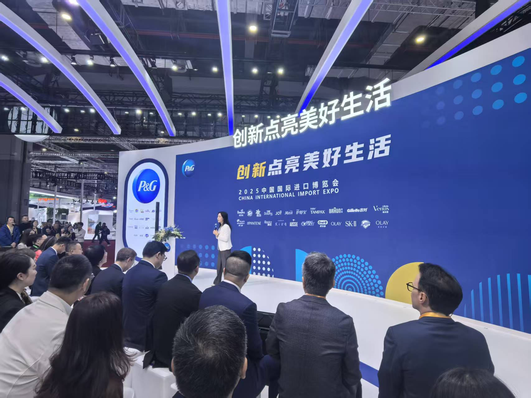 图：宝洁大中华区董事长兼首席执行官许敏在第八届进博会宝洁展区开幕仪式上致辞。 曾庆怡 摄