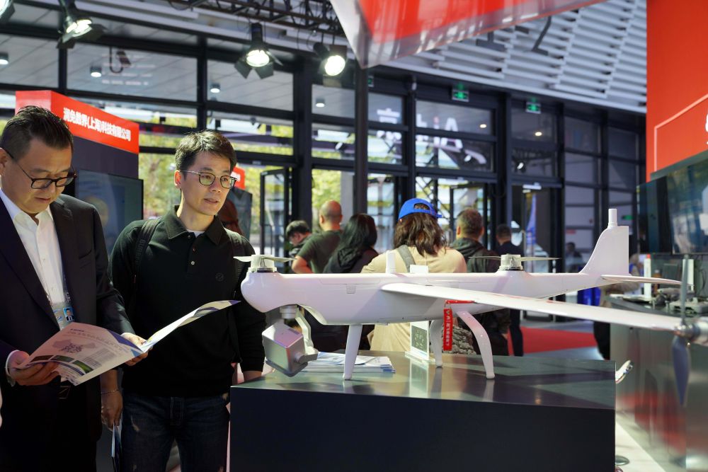 ↑ 11月6日，嘉宾在观看可提供空中巡检服务的“道通龙鱼 Pro”垂直起降固定翼。新华社记者赵宇思摄
