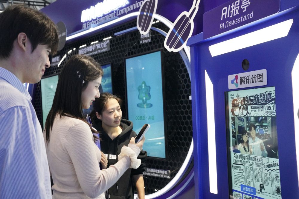 ↑ 11月6日，观众在2025年世界互联网大会“互联网之光”博览会现场参观拍照。新华社记者 刘琼 摄