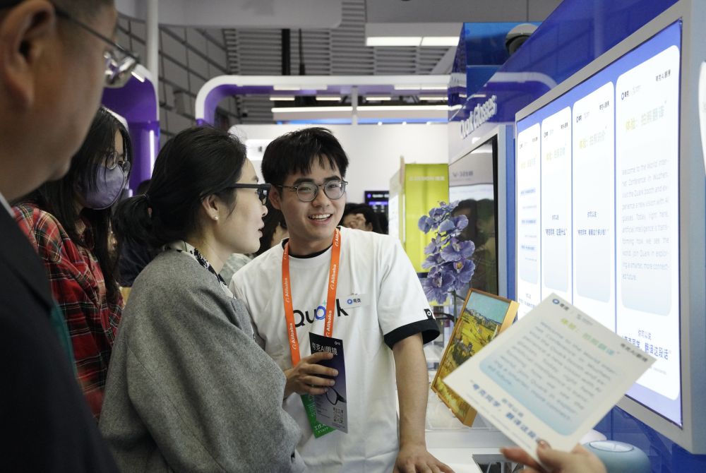 ↑ 11月6日，观众在2025年世界互联网大会“互联网之光”博览会现场的AI眼镜展台试戴AI眼镜。新华社记者 刘琼 摄