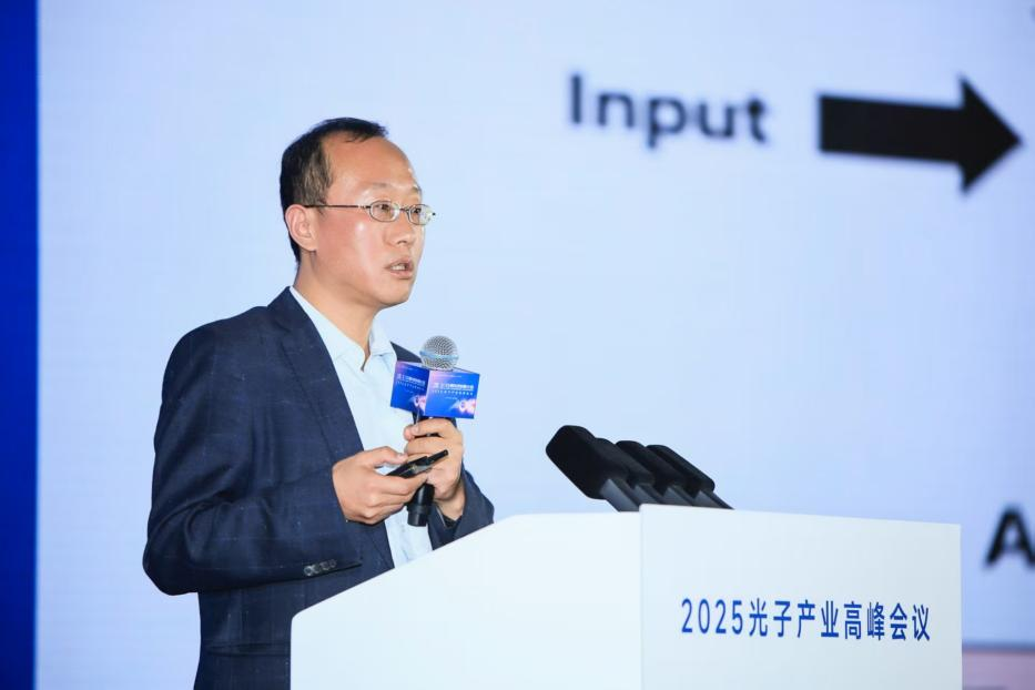 中国科学院西安光机所副所长邵晓鹏围绕“AI+光学”主题演讲