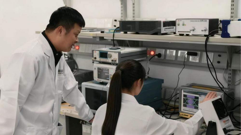 光联芯科团队在进行OIO芯片测试