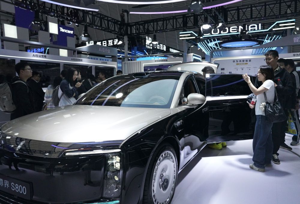 ↑ 11月6日，观众在2025年世界互联网大会“互联网之光”博览会现场参观拍照。新华社记者 刘琼 摄