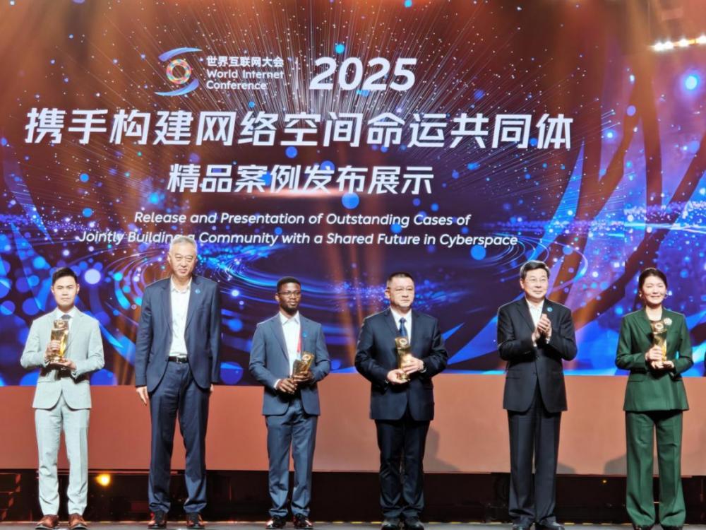 图注：中国移动代表（右数第三位）领取精品案例奖杯