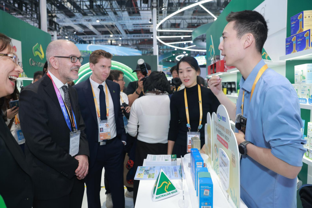 图为：Sid（右）给澳洲制造负责人介绍品牌产品